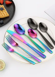 Edelstahl Besteck Detailansicht mit elegantem bunten und schwarzem Besteck auf Teller.
