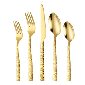 Luxus gold 5-teiliges Besteckset aus Edelstahl mit gehämmerten Griffen für den Tisch.
