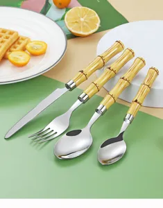 Besteckset aus Edelstahl mit Bambus-Griff, Detailansicht von Gabel, Messer und Löffeln.