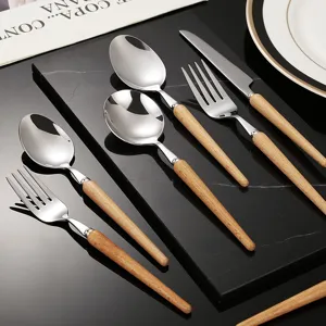 Besteckset aus Edelstahl mit Buchenholzgriff, Löffel, Gabeln und Steakmesser im japanischen Stil.