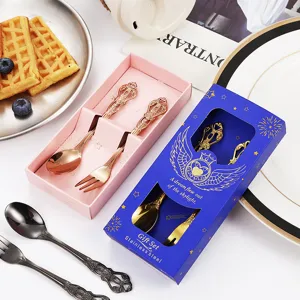 Coffret cadeau vintage de cuillère et fourchette en acier inoxydable pour le café.