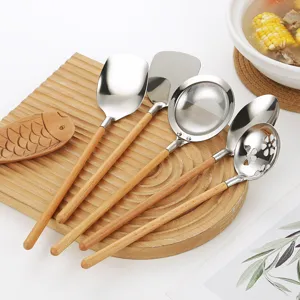 Set de utensilios de cocina de acero inoxidable con mango de madera cuchara colador
