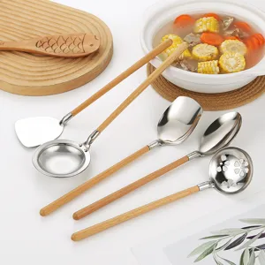 Juego de utensilios de cocina de acero inoxidable con mango de madera cuchara colador.