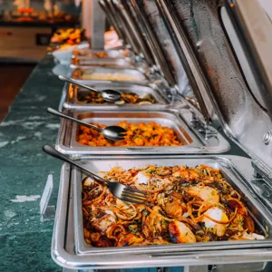 RVS buffet opdienlepel en vork set, zwart servies bestek voor hotel en restaurant.
