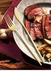 Set di coltello e forchetta da bistecca in acciaio inossidabile dorato, elegante.