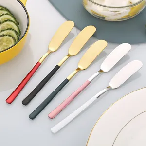 Juego de cuchillos para mantequilla de acero inoxidable con mangos de colores para queso.