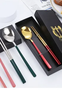 Dettaglio posate in acciaio inox con set bacchette e cucchiaio in elegante confezione regalo.
