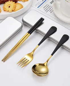Details van 304 roestvrijstalen zwart gouden bestekset, lepel, vork en eetstokjes voor onderweg.
