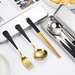 Draagbare roestvrijstalen bestekset met stokjes lepel en vork in stijlvolle zwart gouden look.