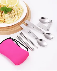 Tragbares Edelstahl Klappbesteck Detailansicht, kompaktes Besteck-Set mit rosafarbenem Etui.
