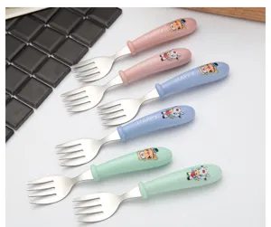 Edelstahl Kindergabeln Set mit süßem Kuh Griff, sicheres Besteck für die Babynährung.