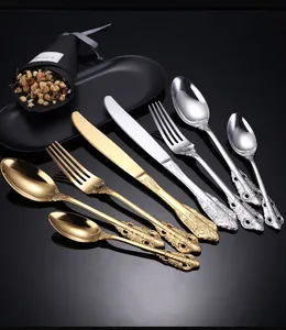 Detailansicht von retro europäischem edelstahl gold und silber besteck set verarbeitung.