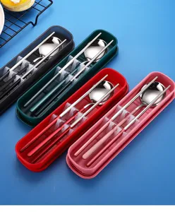 Tragbares Edelstahl Besteckset mit praktischem Etui, Löffel und Stäbchen Detailansicht.
