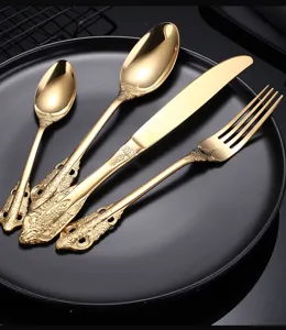 Nahaufnahme der goldenen Besteckteile aus Edelstahl im antiken Retro-Stil für Küche.