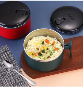 Dettaglio della ciotola per noodles in acciaio inossidabile con isolamento e scena di cucina.