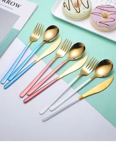 Detaillierte Nahaufnahme des modernen Bestecksets aus rostfreiem Edelstahl mit bunten Griffen.