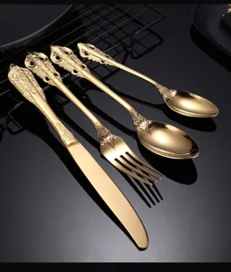 Detailansicht goldenes Besteck aus Edelstahl, vintage geprägtes Messer Gabel Löffel.
