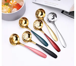 Ensemble de cuillères à soupe et écumoires en acier inoxydable avec poignées colorées.