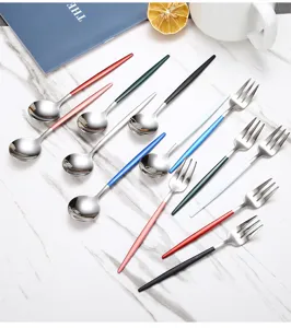 Ensemble de couverts en acier inoxydable, cuillères à dessert et fourchettes pour café et gâteau.