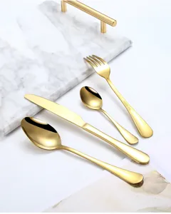 Gedetailleerd overzicht van de gouden roestvrijstalen bestekset, elegant servies voor tafel.