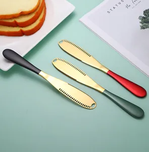 Detailweergave van roestvrijstalen botermes, speciale voor brood en jam met gaten.