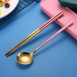 Tragbares Besteckset aus Edelstahl, roségoldener Löffel und Stäbchen im koreanischen Stil.