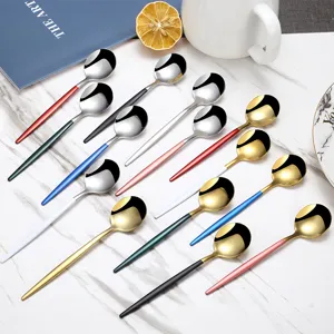 Ensemble de cuillères à café et dessert en acier inoxydable coloré pour table de cuisine.