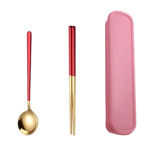 Tragbares Besteckset aus Edelstahl Löffel und Stäbchen mit praktischer pinker Aufbewahrung.