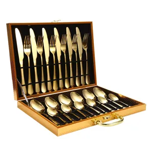 Goudkleurige roestvrijstalen 24-delige bestekset met luxe geschenkdoos, elegante tafel.
