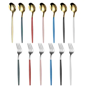 Ensemble de cuillères à dessert et fourchettes en acier inoxydable aux poignées colorées.