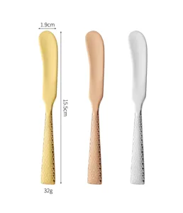 Détail de couteau à beurre en inox, texture manche martelé, dimensions précises 15.5cm.