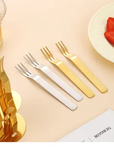 Edelstahl Obstgabeln Set Detailansicht mit eleganten goldenen und silbernen Dessertgabeln.
