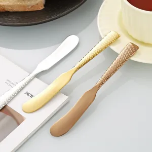 Couteau à beurre martelé en acier inoxydable, spatule dorée pour tartiner pain et confiture.