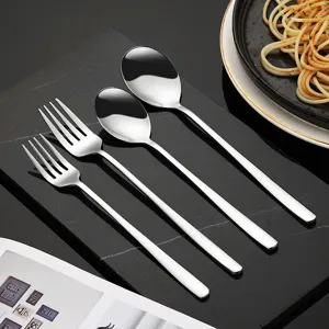Edelstahl Besteckset mit Löffeln und Gabeln, elegantes Küchengeschirr für das Esszimmer.