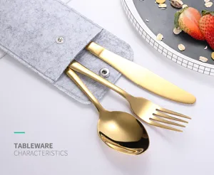 Tragbares Edelstahl Besteck Set mit grauer Filztasche, goldenes Messer, Gabel und Löffel.
