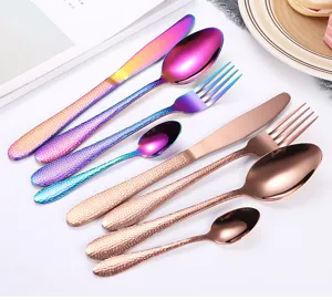 RVS bestekset detailweergave met regenboog en roségoud gehamerd mes lepel vork set.