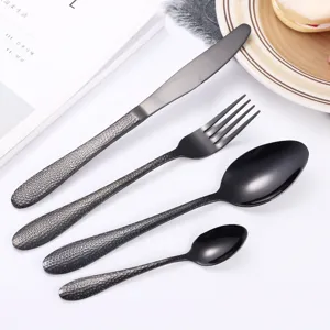Zwarte roestvrijstalen 4-delige bestekset met gestructureerd ontwerp, mes, vork en lepel.