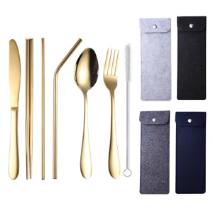 Tragbares Edelstahl-Besteckset mit bunten Filz-Aufbewahrungstaschen für das Essen im Freien.