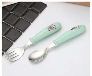 Süßes 304 Edelstahl Kinder Gabel und Löffel Set mit grünem Cartoon Griff für die Babynährung.