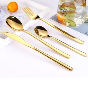 Detailopname van gouden roestvrijstalen bestekset, elegante tafelsetting voor diner.