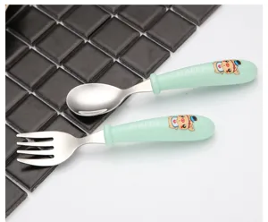 Edelstahl Kinder Gabel und Löffel Set mit süßem grünen Cartoon Griff für Babys Fütterung.