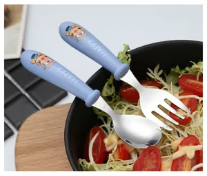 Edelstahl Kinder Besteck Set Löffel und Gabel Detailaufnahme, niedliches Cartoon Design.
