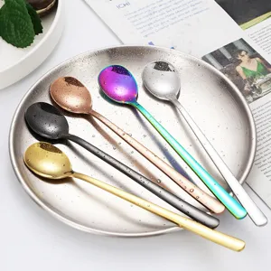 Set di cucchiai in acciaio inossidabile, colorati cucchiai da caffè disposti su vassoio.