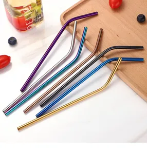 Detailansicht des bunten Biege-Trinkhalme-Sets aus Edelstahl auf einem Holzbrett präsentiert.
