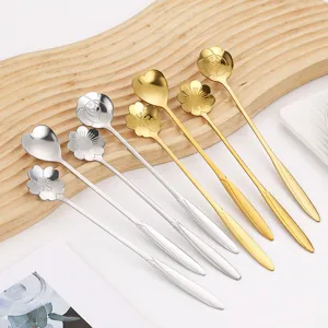 Set de cucharas de acero inoxidable con mango largo y diseño floral, doradas y plateadas.