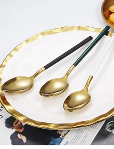 Set di cucchiai in acciaio inossidabile con manico lungo dorato design stoviglie moderne