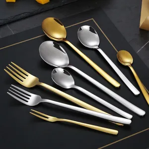 Edelstahl Löffel und Gabel Set in Gold und Silber für elegante Tischdekoration.