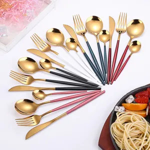 Edles Edelstahl Besteckset mit bunten Griffen, goldenes Tafelservice, Messer Gabel und Löffel