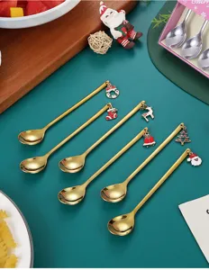 Weihnachts-Gold-Edelstahllöffel-Set mit niedlichen Feiertagsanhängern für Kaffee und Dessert.