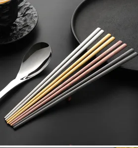 Set de palillos planos de acero inoxidable multicolor con cuchara a juego para mesa.